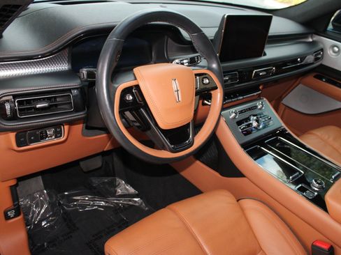 Used 2023 Lincoln Aviator Black Label w/ Dynamic Handling Package image 4