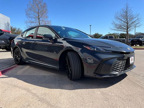 Used 2025 Toyota Camry SE image 5