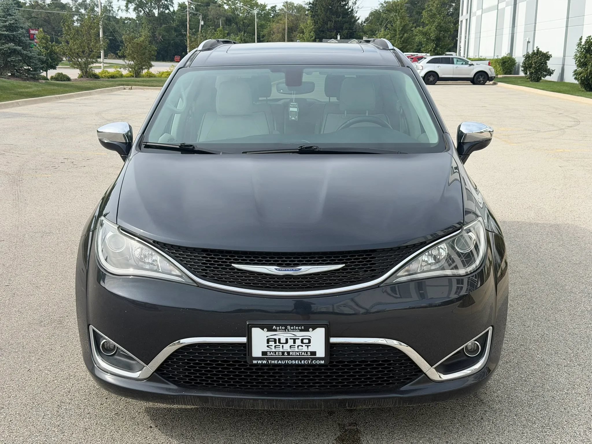 Used 2020 Chrysler Pacifica Limited FWD image 2