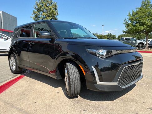 Used 2025 Kia Soul LX w/ LX Technology Package FWD image 4