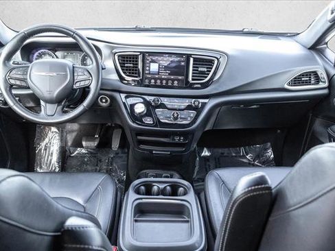 Used 2020 Chrysler Pacifica Touring-L image 18