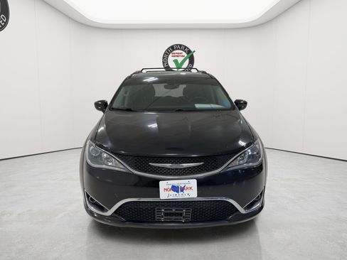 Used 2017 Chrysler Pacifica Touring-L FWD image 8