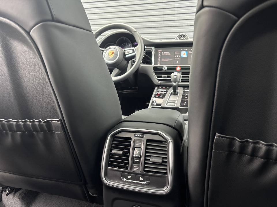 Certified 2026 Porsche Macan AWD/4WD image 16
