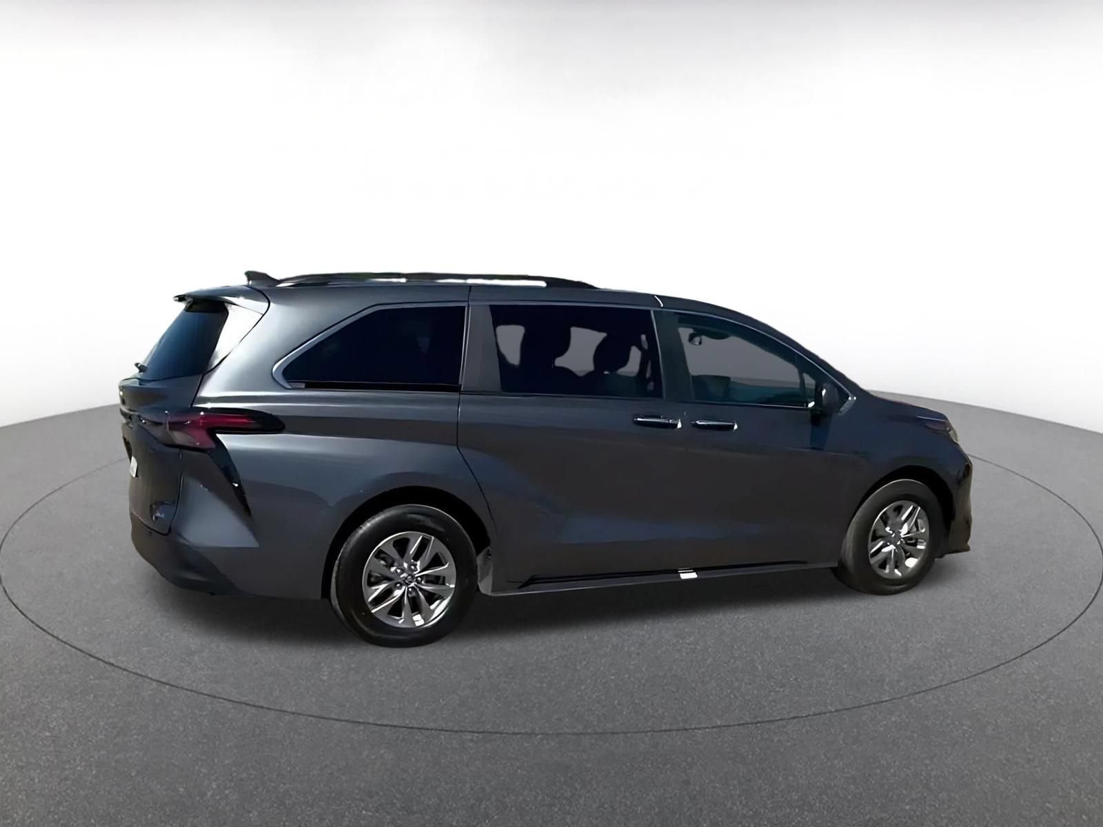 Used 2025 Toyota Sienna XLE FWD image 13