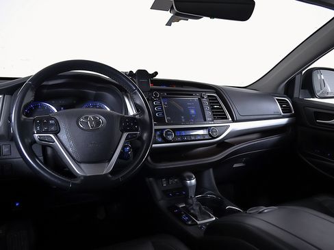 Used 2019 Toyota Highlander XLE AWD/4WD image 23