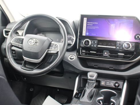 Certified 2024 Toyota Highlander XLE image 27