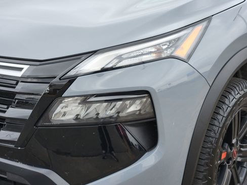 Used 2025 Nissan Rogue SV image 11