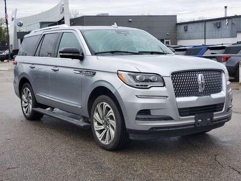 Used 2023 Lincoln Navigator Reserve AWD/4WD image 2