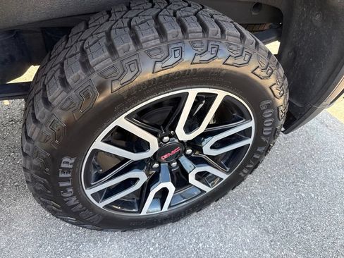 Used 2022 GMC Sierra 1500 AT4 w/ AT4 Preferred Package AWD/4WD image 6