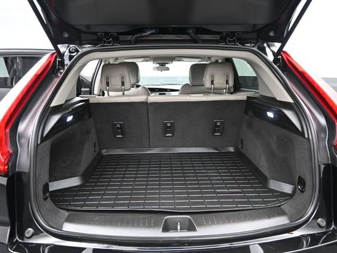 Used 2019 Cadillac XT4 Luxury w/ Cold Weather Package FWD image 18