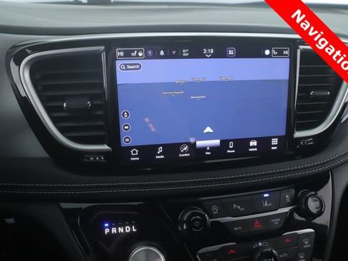 Used 2025 Chrysler Pacifica Limited AWD/4WD image 5