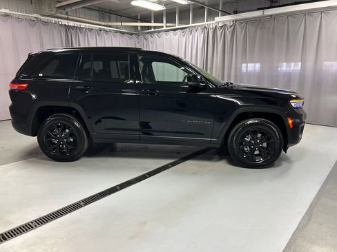 New 2025 Jeep Grand Cherokee Altitude image 8