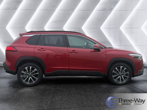 Used 2022 Toyota Corolla Cross XLE w/ Convenience Package image 6