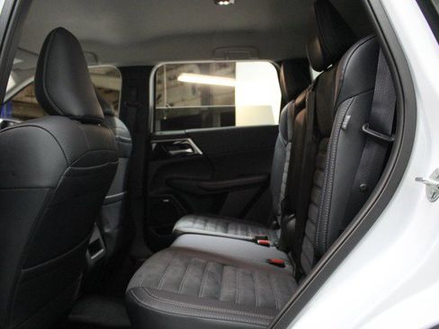 New 2025 Mitsubishi Outlander SE image 26