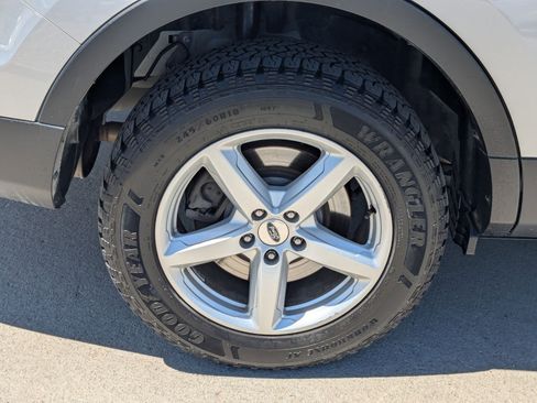 Used 2017 Ford Explorer XLT w/ Equipment Group 201A AWD/4WD image 12