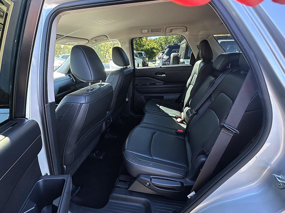 Certified 2025 Nissan Pathfinder SL FWD image 17