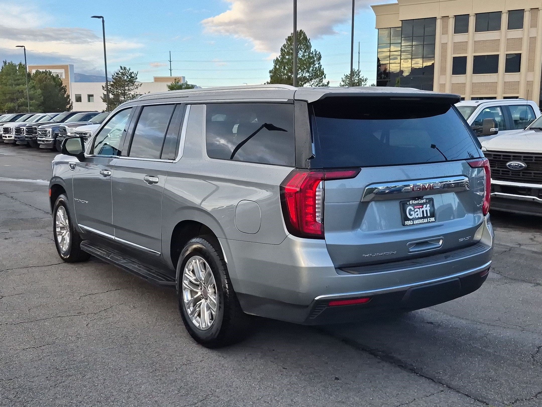 Used 2024 GMC Yukon XL SLT w/ SLT Luxury Package AWD/4WD image 9