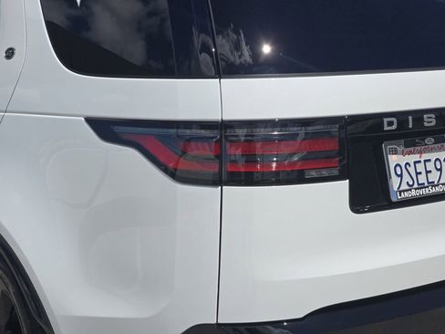 Used 2025 Land Rover Discovery Metropolitan Edition image 37