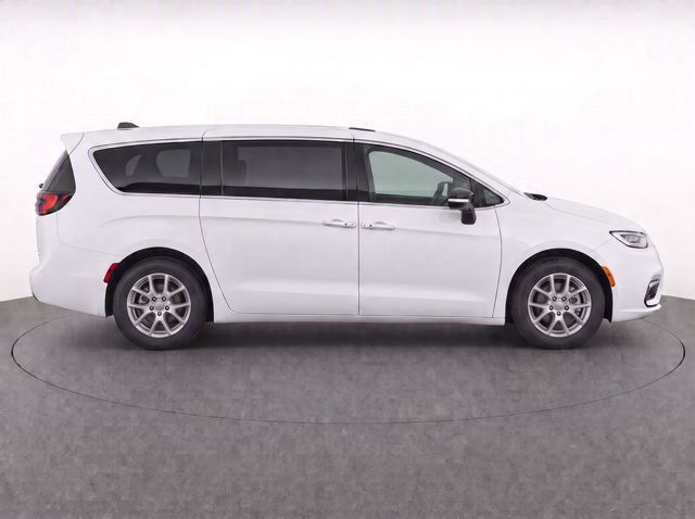 Used 2025 Chrysler Pacifica Select FWD image 2