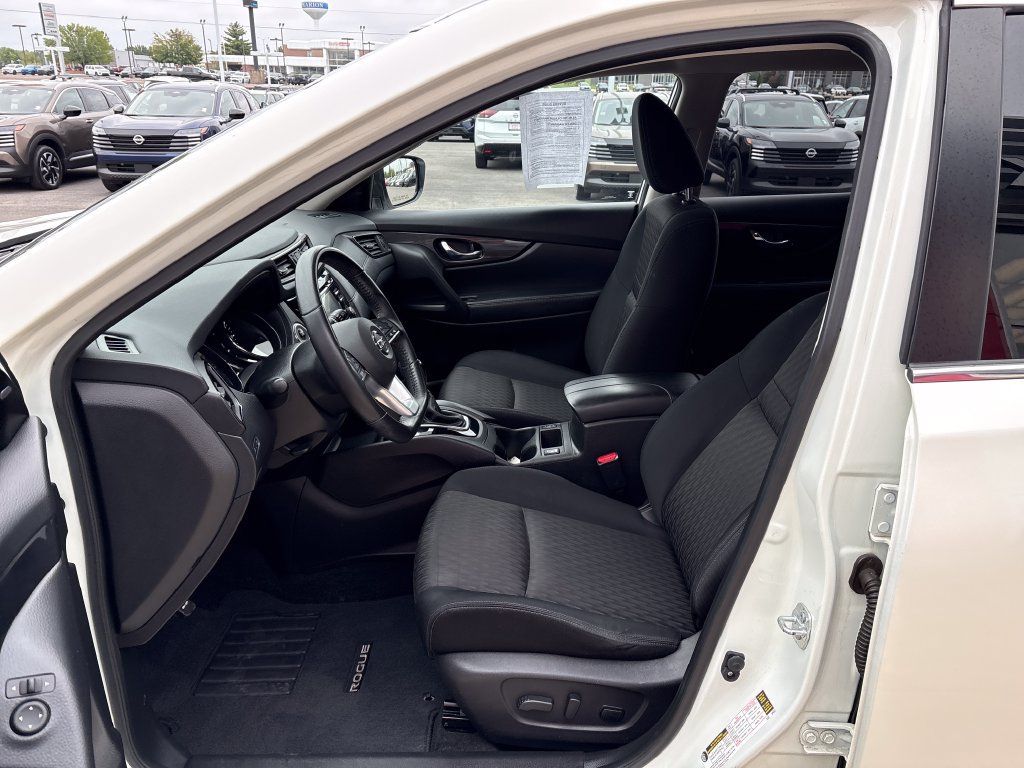 Used 2017 Nissan Rogue SV AWD/4WD image 9