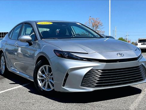 Used 2025 Toyota Camry LE image 2