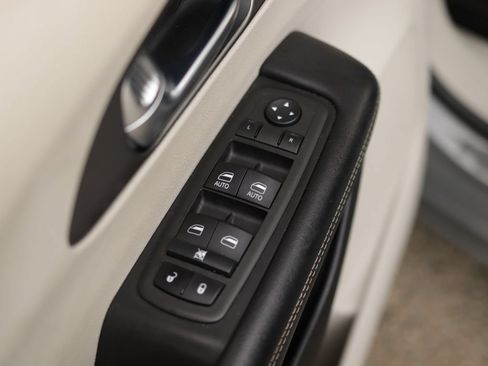 Used 2022 Chrysler Pacifica Touring-L FWD image 23