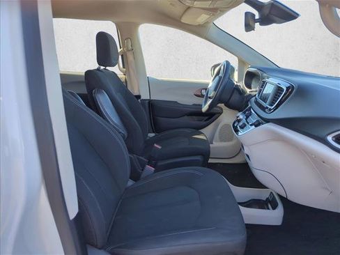Used 2023 Chrysler Voyager LX image 16