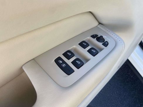 Certified 2023 Volvo XC60 B5 Ultimate w/ Climate Package image 22