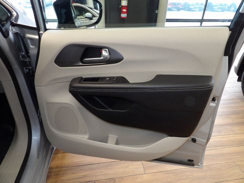 Used 2024 Chrysler Pacifica Touring-L image 12