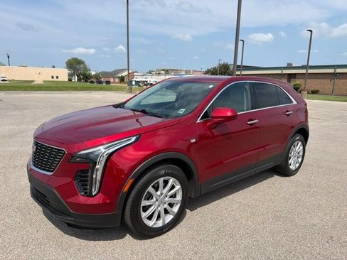Used 2022 Cadillac XT4 Luxury w/ Cold Weather Package FWD image 2