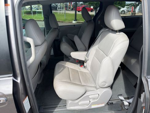 Used 2017 Toyota Sienna XLE w/ XLE Navigation Package FWD image 6