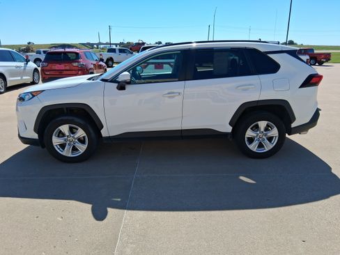 Used 2021 Toyota RAV4 XLE AWD/4WD image 5