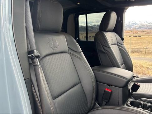 Used 2025 Jeep Gladiator Sport AWD/4WD image 23