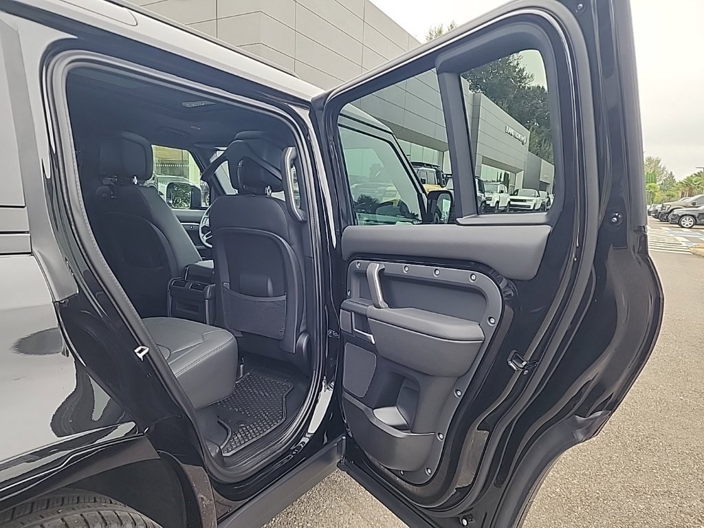 New 2026 Land Rover Defender 110 X-Dynamic SE AWD/4WD image 16