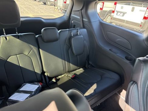 New 2026 Chrysler Pacifica Select image 18