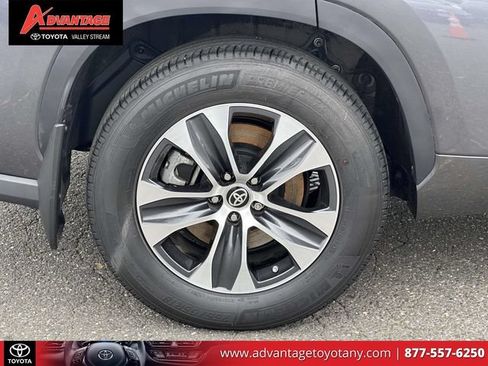 Used 2024 Toyota Highlander XLE AWD/4WD image 11