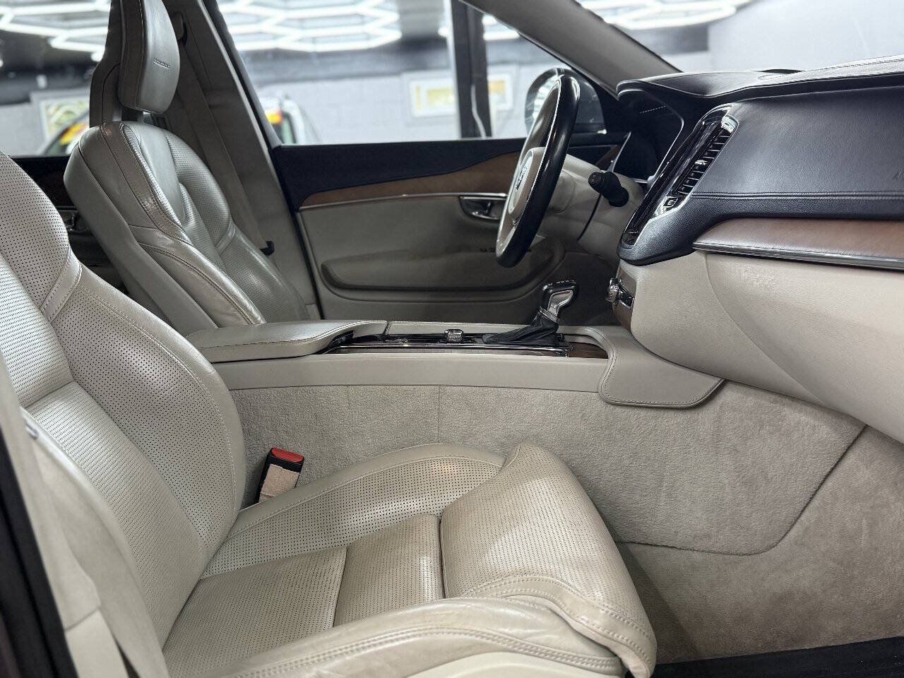 Used 2016 Volvo XC90 T6 Inscription w/ Vision Package AWD/4WD image 6