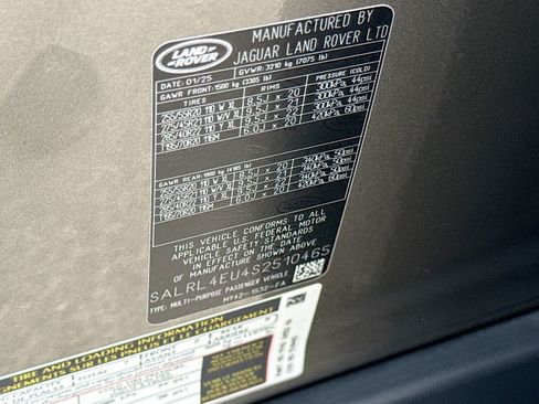 Used 2025 Land Rover Discovery Dynamic SE AWD/4WD image 46