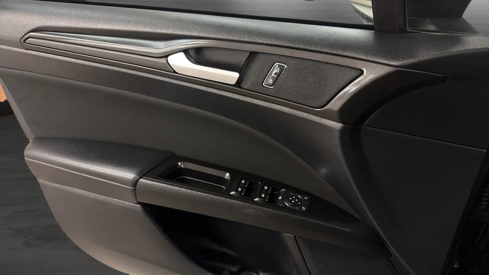 Used 2018 Ford Fusion SE w/ Equipment Group 201A FWD image 18