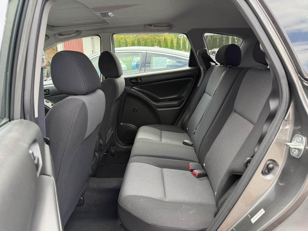 Used 2008 Pontiac Vibe w/ Preferred Package FWD image 11