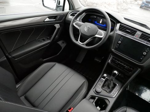 Certified 2024 Volkswagen Tiguan SE image 9