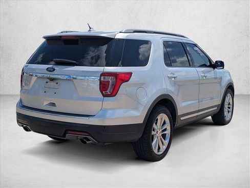 Used 2018 Ford Explorer XLT w/ Equipment Group 201A FWD image 5