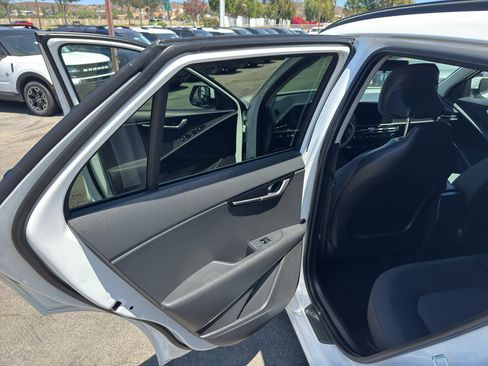 Used 2025 Kia Niro LX FWD image 15
