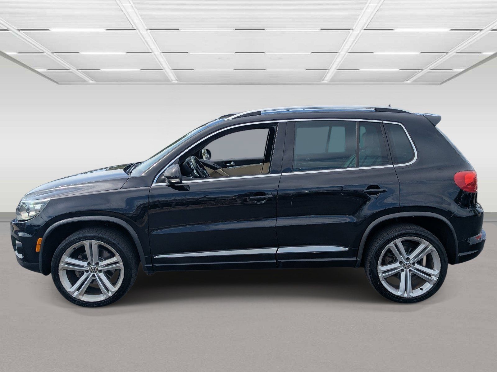 Used 2015 Volkswagen Tiguan R-Line AWD/4WD image 2