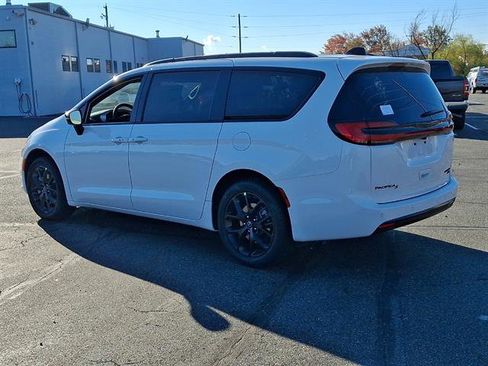 New 2026 Chrysler Pacifica Limited w/ S Appearance Package image 3