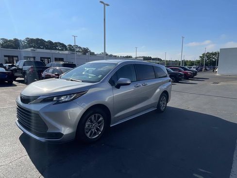 Used 2021 Toyota Sienna LE FWD image 42