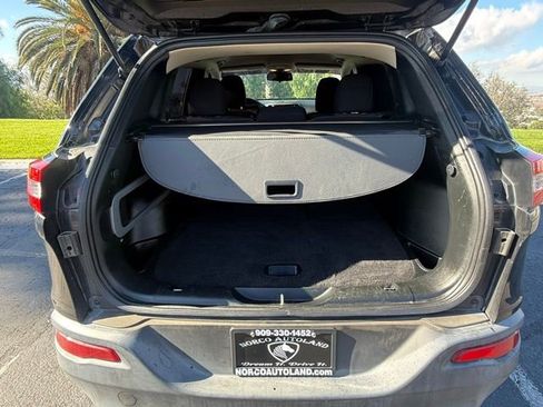 Used 2017 Jeep Cherokee Latitude image 28