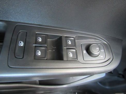 Used 2023 Volkswagen Taos SE image 33