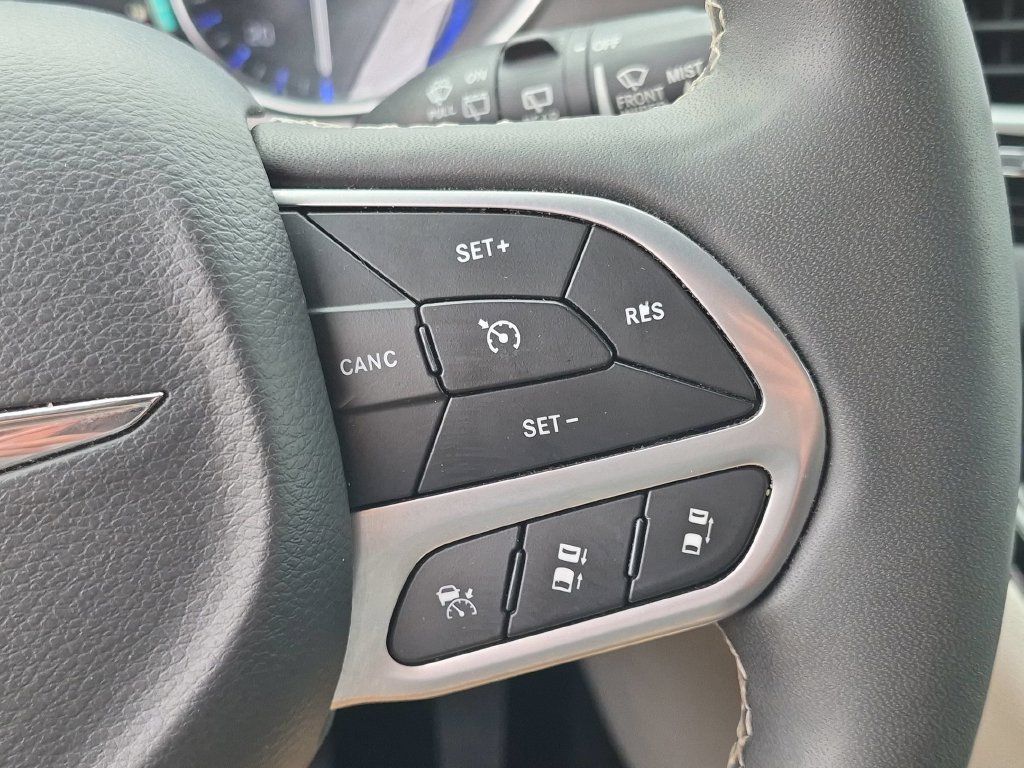 Used 2024 Chrysler Pacifica Touring-L FWD image 15