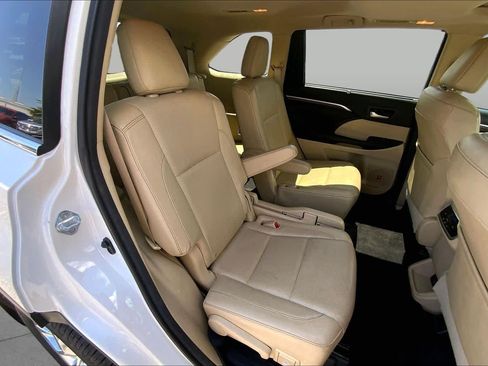 Used 2016 Toyota Highlander Limited w/ Driver Technology Package AWD/4WD image 19